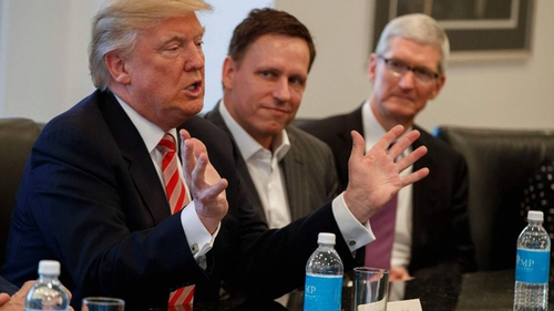 Питер Тиль и Тим Кук (генеральный директор Apple) на встрече Трампа с лидерами IT-компаний, 2016 год